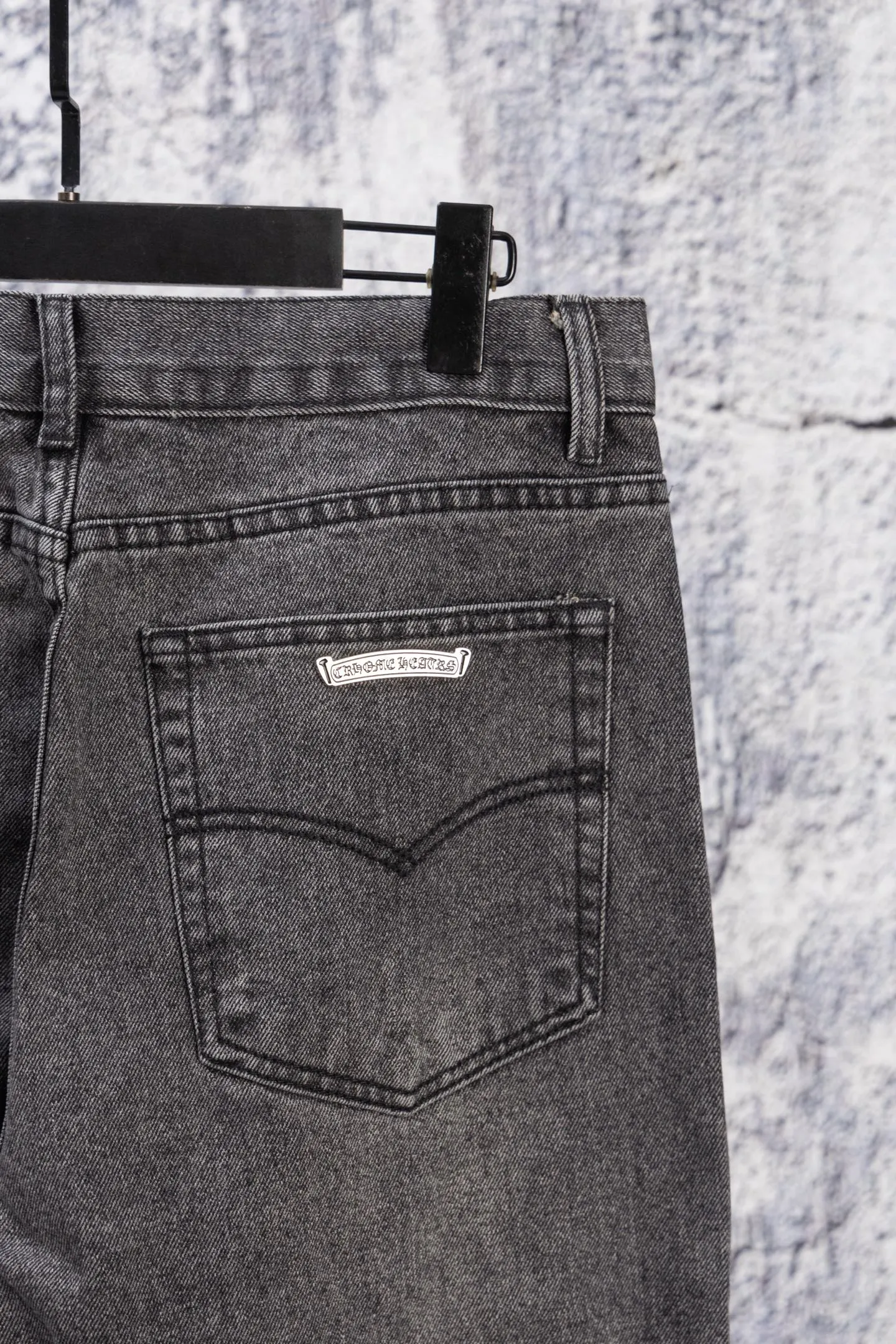 P290 Chromehearts CH Limited Edition Grimace Ox King Colorful Cross Patched Leather Cow King Jeans Cool brother and sister’s favorite pair, Grimace Cross Patch Leather Jeans. It can be said to be the real Ox King, ultra-limited and rare. The counter price is 34W level, patchwork cross pattern embellishment, washed jeans! ! An absolutely high-end luxury product, a 1.9W-level god-level single product, a super popular product, made by top heavy industry, a magic weapon that cannot be missed! [About Zangyin] This is an extremely luxurious fashion brand that can also be called the aristocracy of the high street. It has always been an exclusive brand for some hipsters or rich second generations. Compared with ordinary high streets, it is more luxurious and noble. Compared with luxury brands, it is more fashionable and individual. It has always been a brand that I have a special liking for. [Top heavy industry fashion design] Consistently high-street luxury style. Speaking of this style, the Zangyin family and GU family are definitely the leading representative brands. Especially the Zangyin family has really achieved a state-of-the-art effect in creating high-street style. The unique washed material is used to create this style. The color system is already quite eye-catching. After it is decorated with patchwork cross flowers, it cleverly highlights the charm of the brand. Secondly, this style uses classic The high-waist cutting design highlights the long legs and fashionable temperament of the upper body. The brand is highly recognizable and the slim fit configuration is more suitable for daily wear. It is a product that interprets personality, fashion, and specifications at a glance. This single product is enough to make any fan excited. It can be a white T-shirt for a youthful college style, or a tight suspender for a royal style. It has strong matching ability and can be easily controlled by men.  [Materials and craftsmanship] Needless to say, this point goes without saying. As an excellent craftsman brand, Zangyin’s requirements for details and craftsmanship are really perfect. The washed color of this model has gone through so many processes, not to mention the embellishment of denim appliques. It is also purely hand-made and sewn. Just like what they believe in, only hand-made things have soul and have the meaning of wear. A top-notch heavy-duty fashionable denim item, I look forward to your perfect interpretation! !  Color: Picture color Size: 28-36